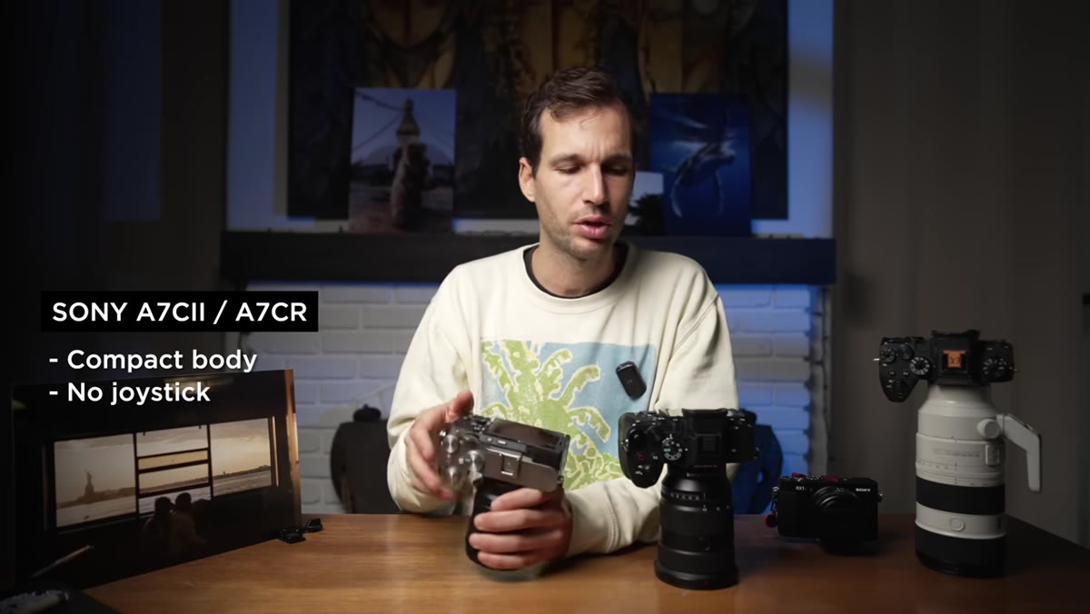 Side-by-side viewfinder size comparison between A7V and A7CII