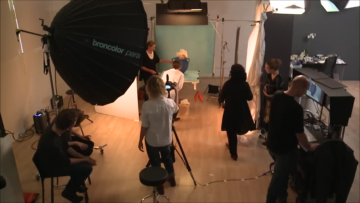 Photographer and crew positioning themselves at the baby&rsquo;s eye level